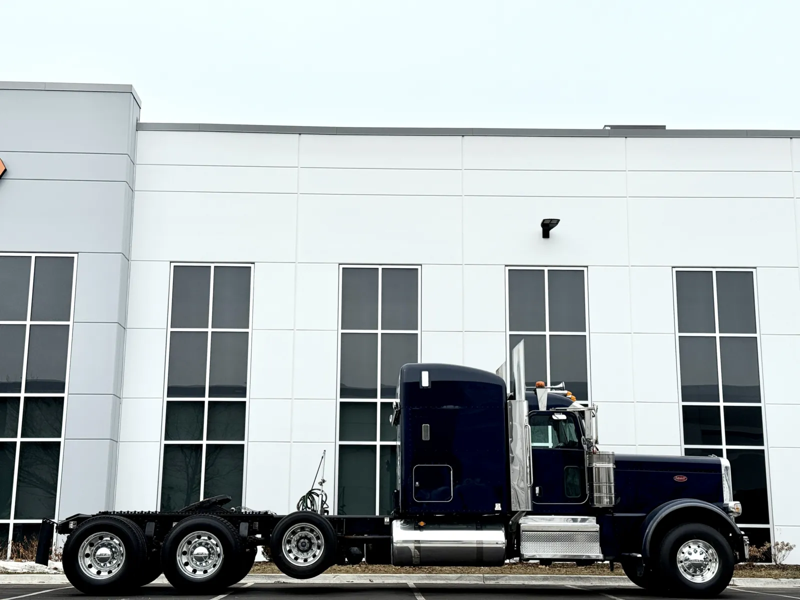 2024 Peterbilt 389 - image 3