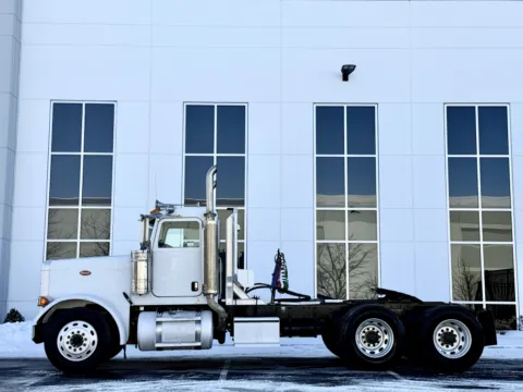 More photos of 2006 PETERBILT 379 at Forge Truck Centers - Illinois, IL