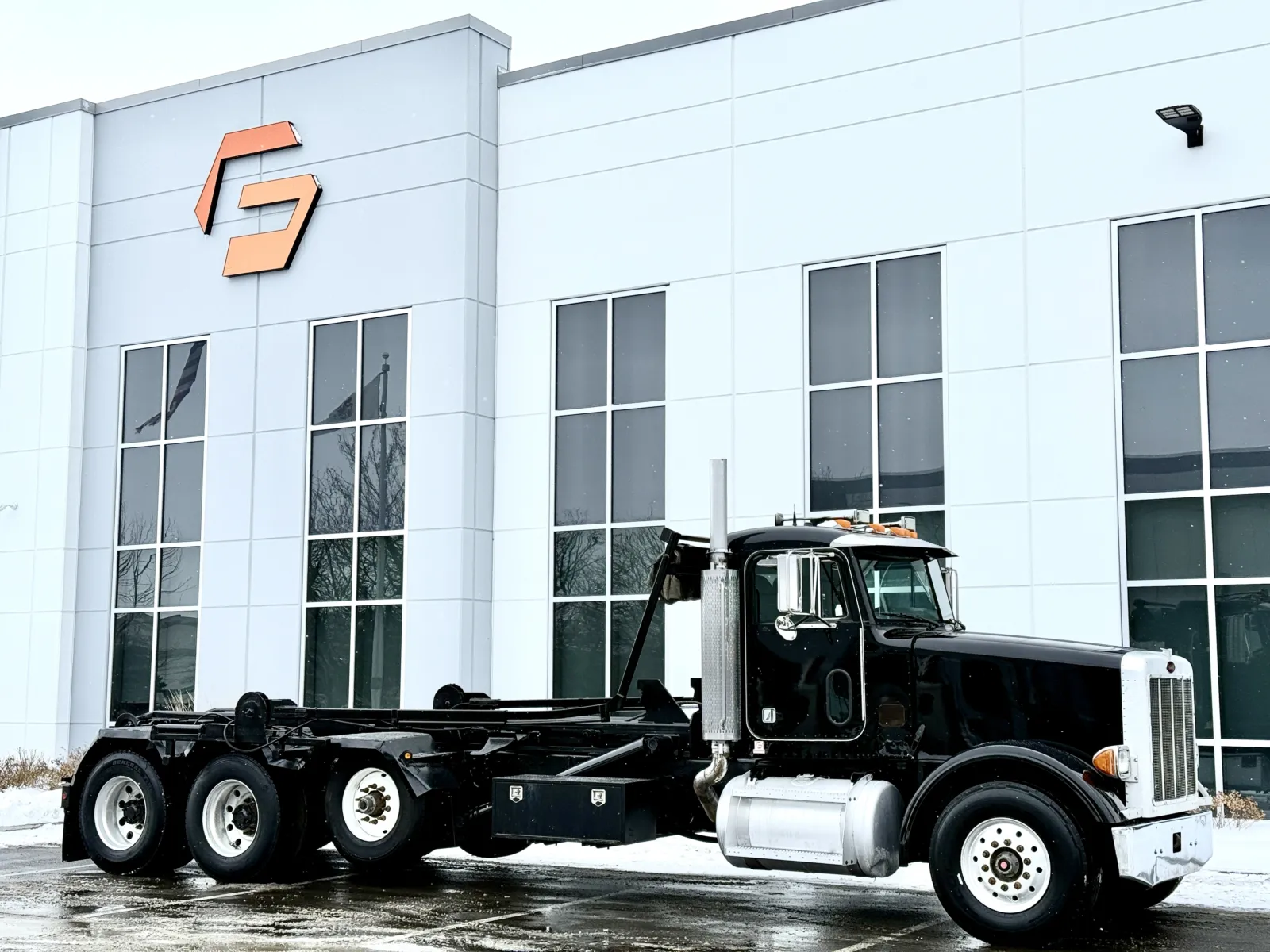 2002 Peterbilt - image 2