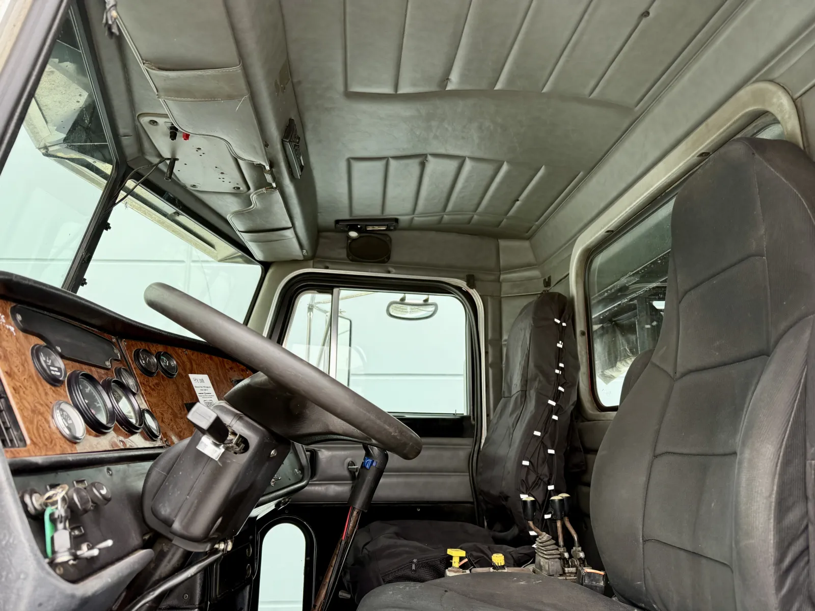 2002 Peterbilt - image 14