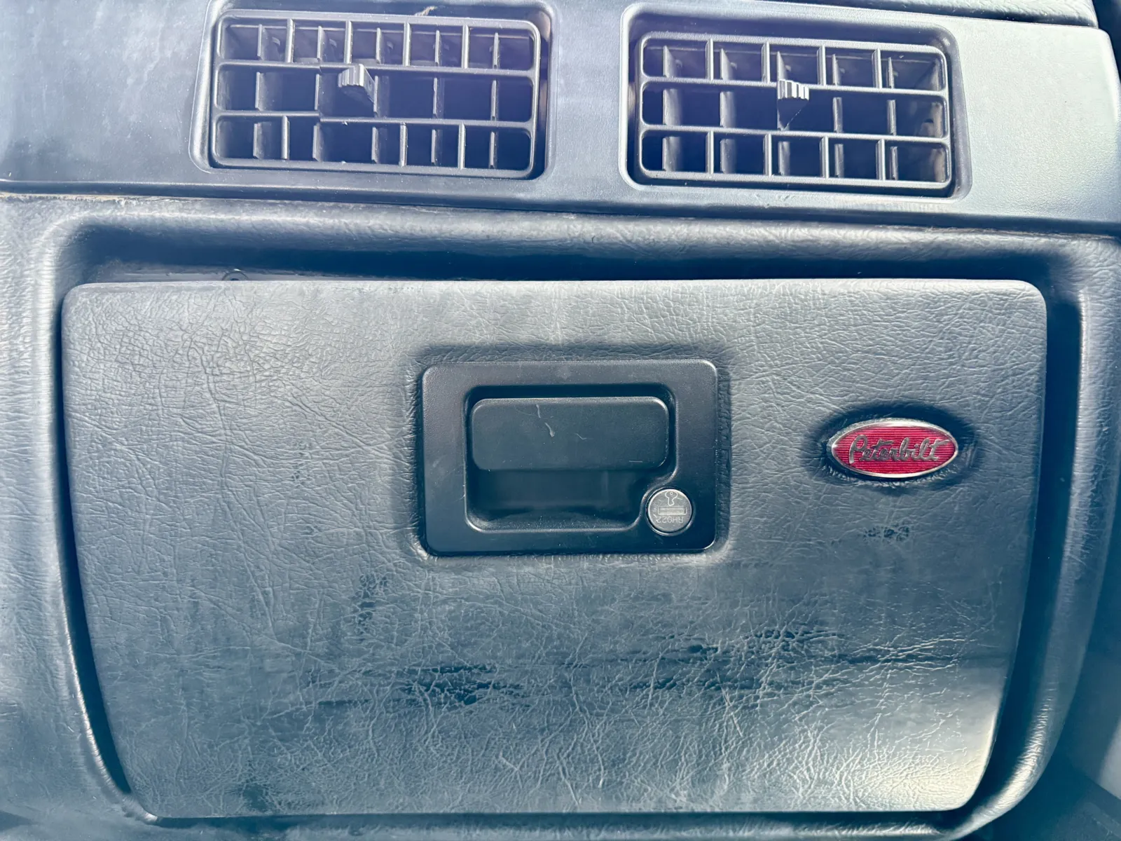 2002 Peterbilt - image 19