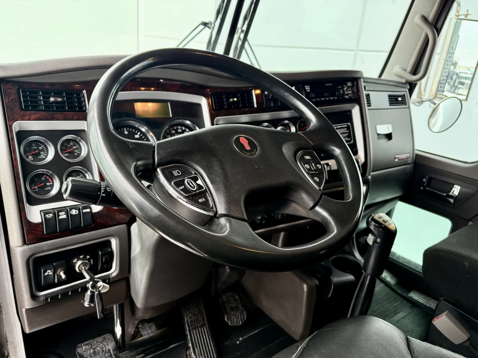2015 Kenworth W900 - image 15