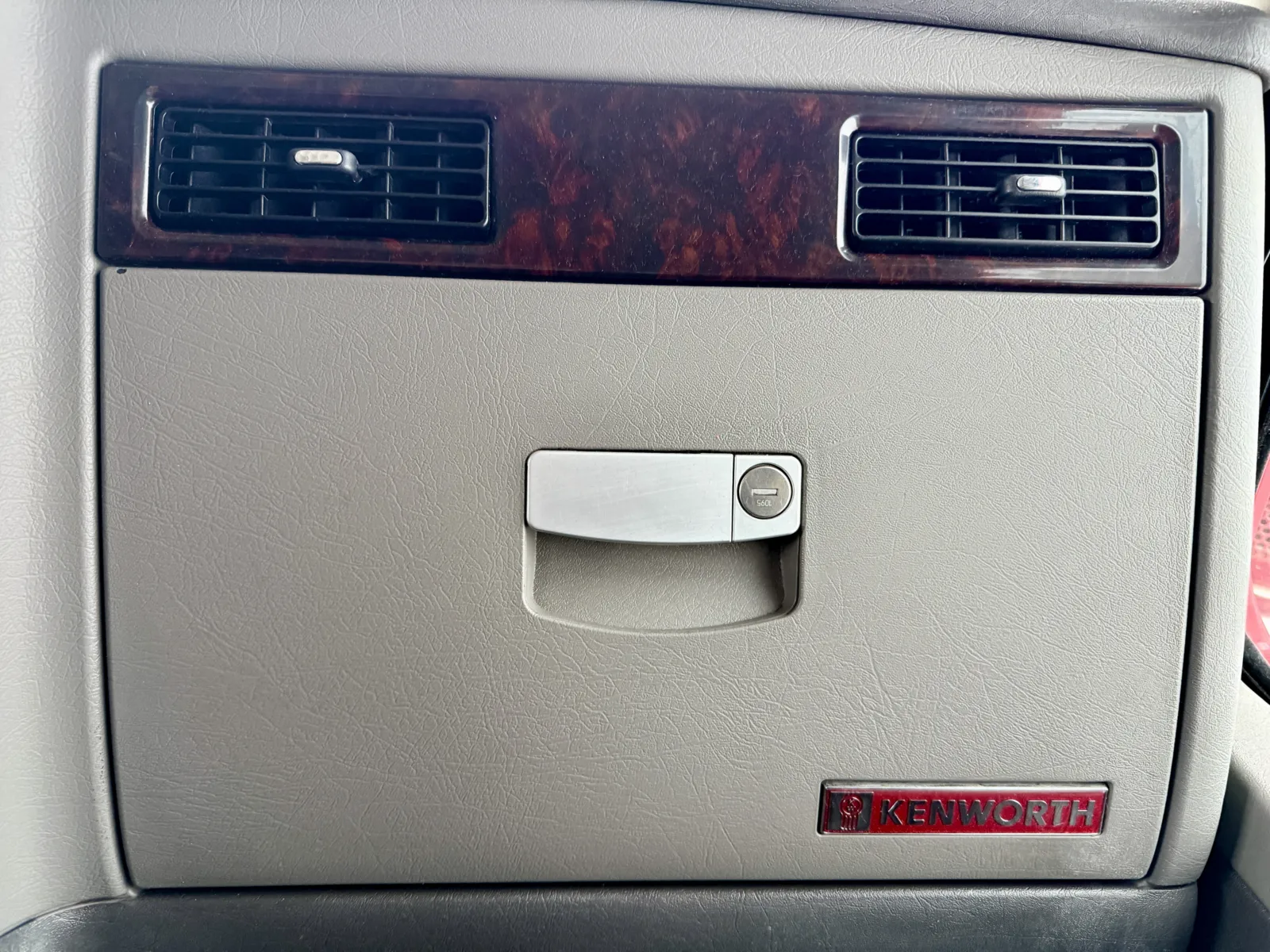 2015 Kenworth W900 - image 19