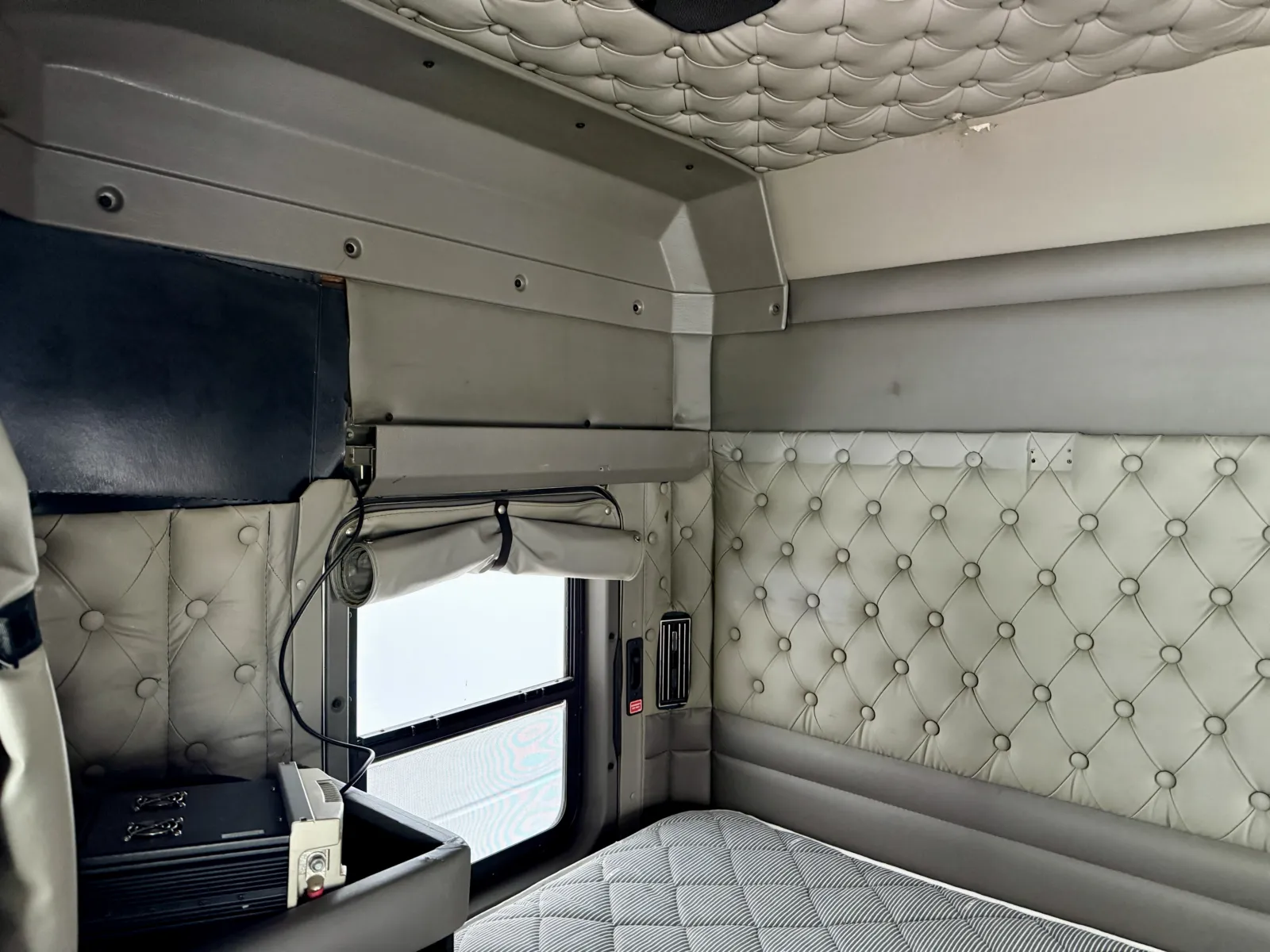 2015 Kenworth W900 - image 22