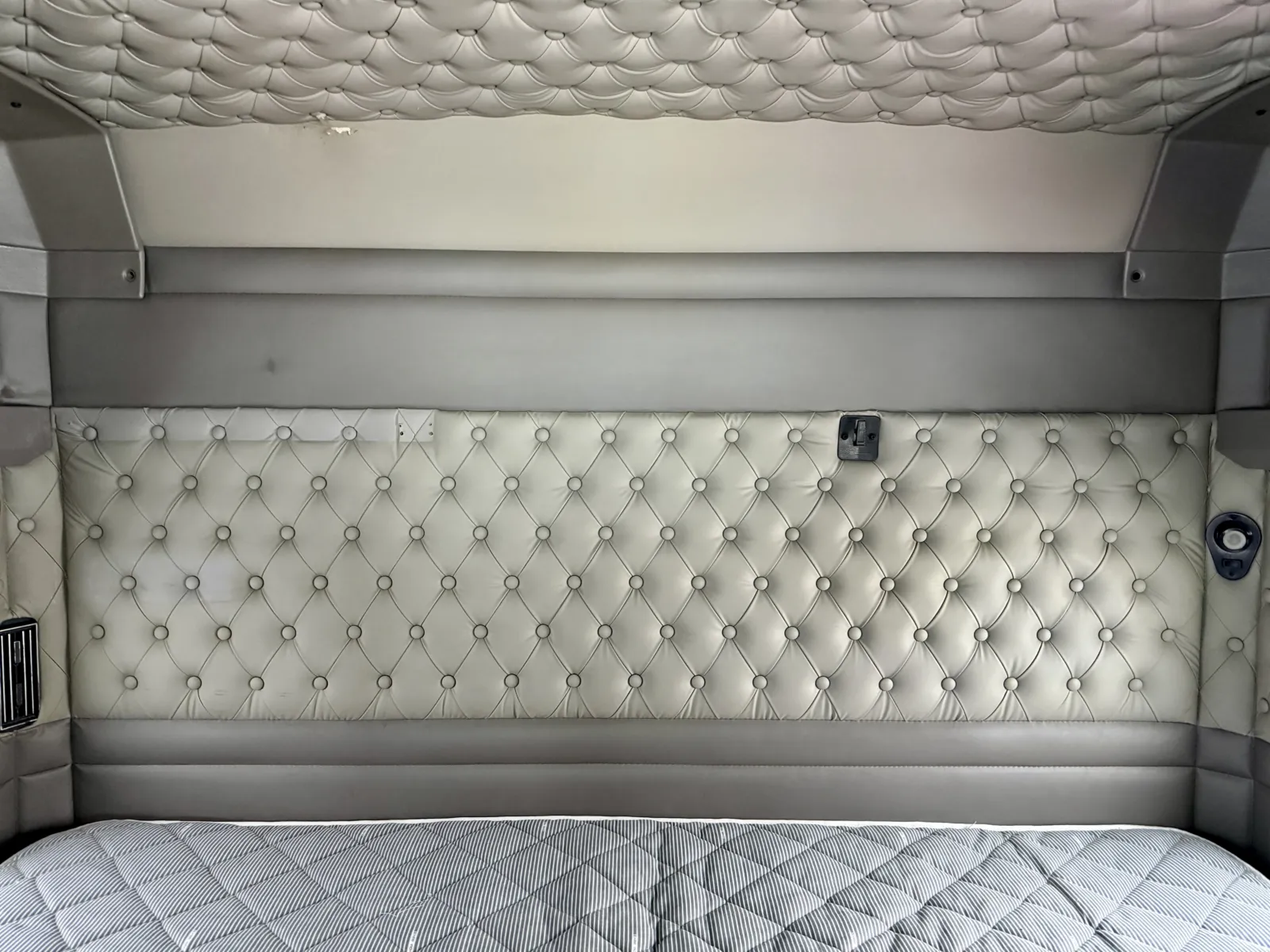 2015 Kenworth W900 - image 23