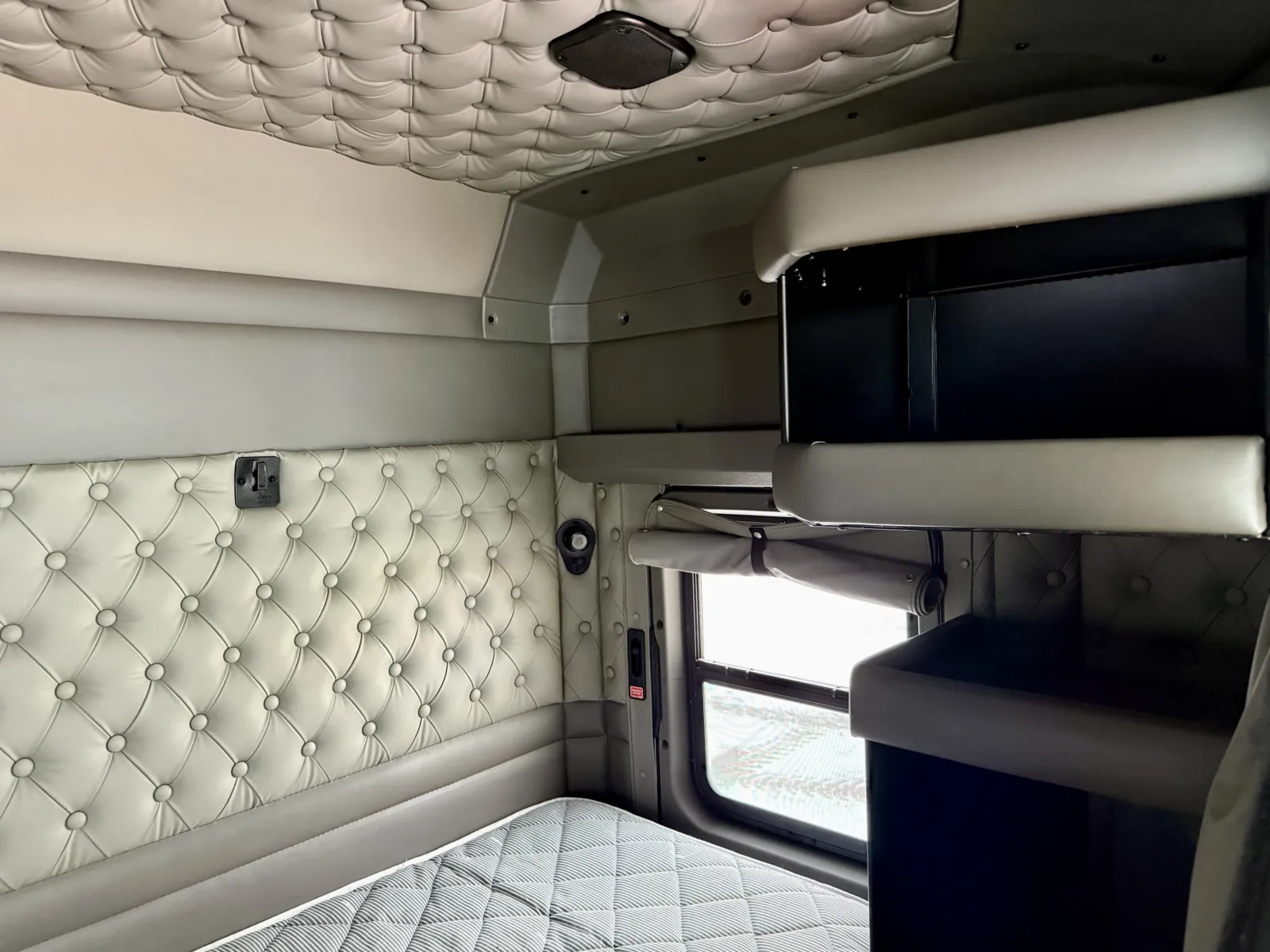 2015 Kenworth W900 - image 24