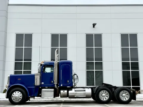 More photos of 2021 PETERBILT 389 at Forge Truck Centers - Illinois, IL