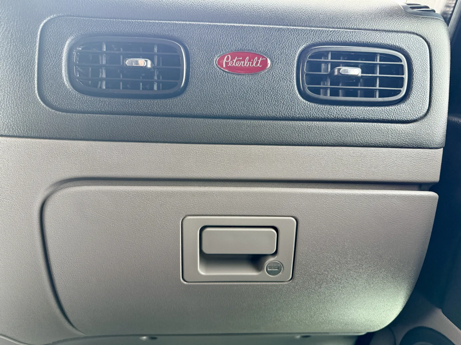 2021 Peterbilt 389 - image 19