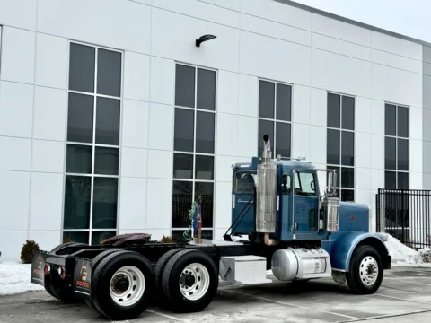 More photos of 2009 PETERBILT 388 at Forge Truck Centers - Illinois, IL