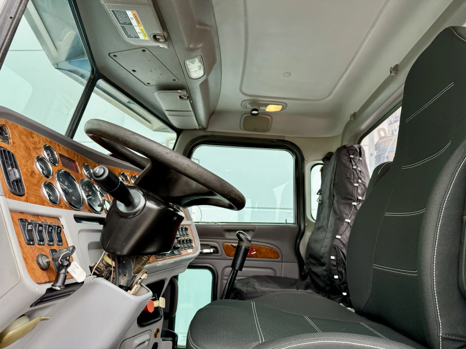 2009 Peterbilt - image 14