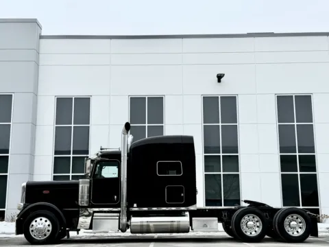 More photos of 2018 PETERBILT 389 at Forge Truck Centers - Illinois, IL