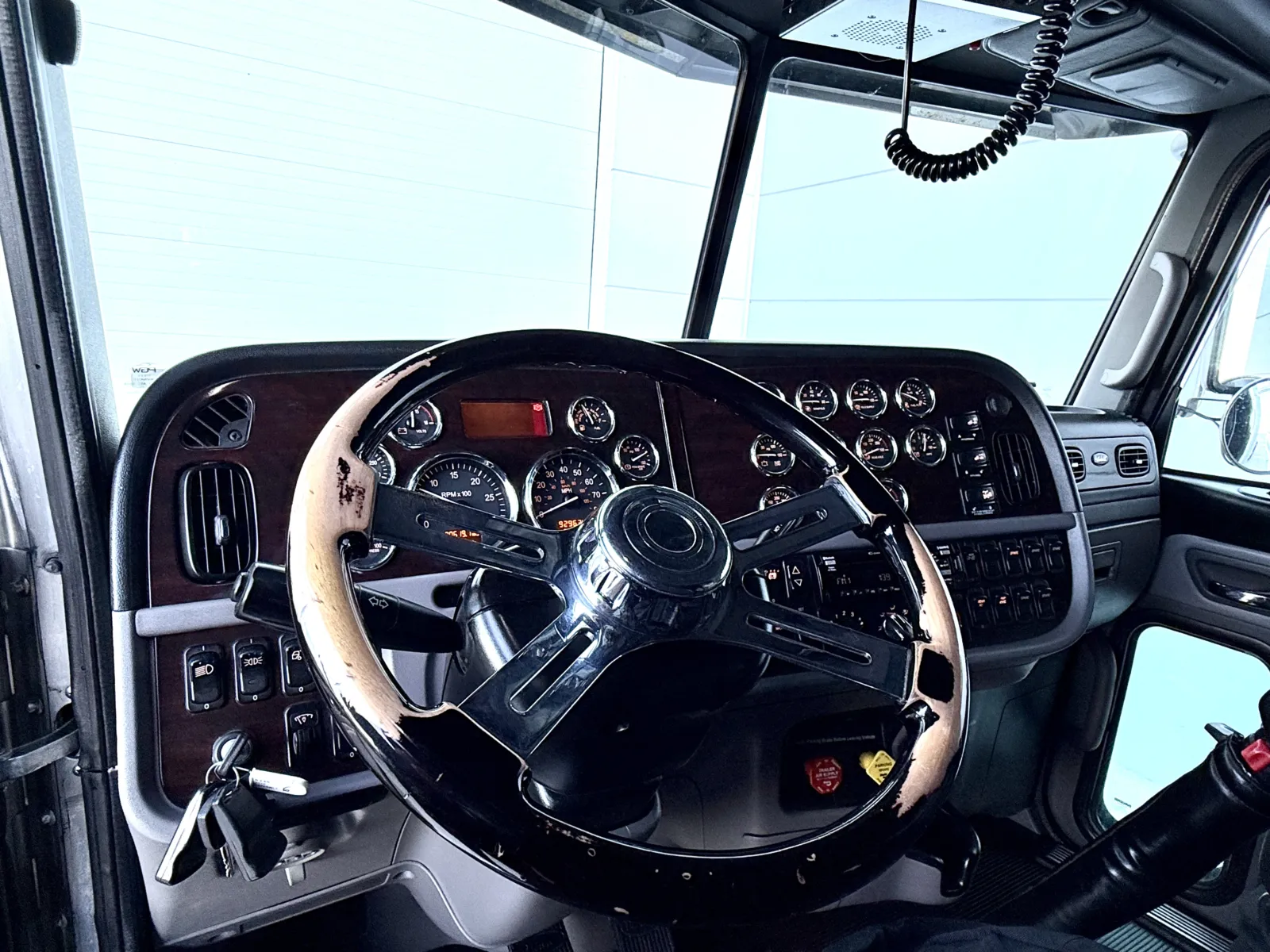 2018 Peterbilt 389 - image 15