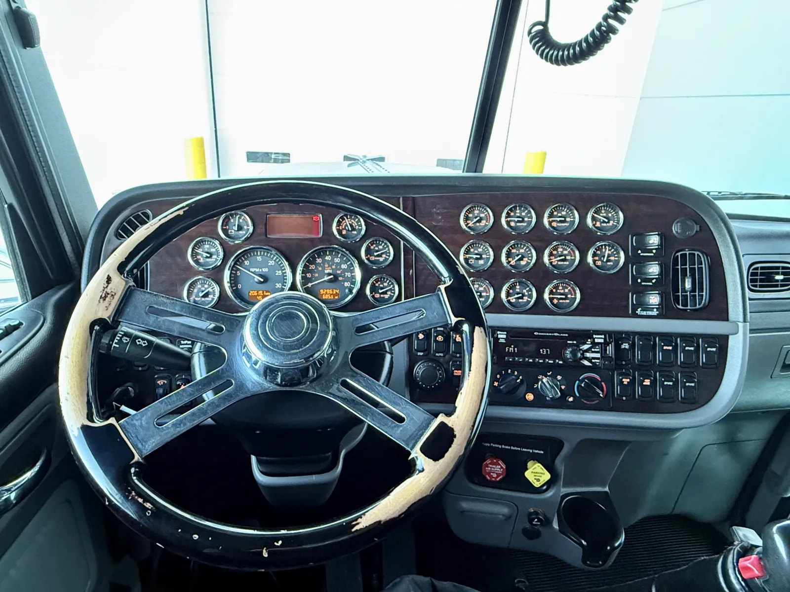 2018 Peterbilt 389 - image 16