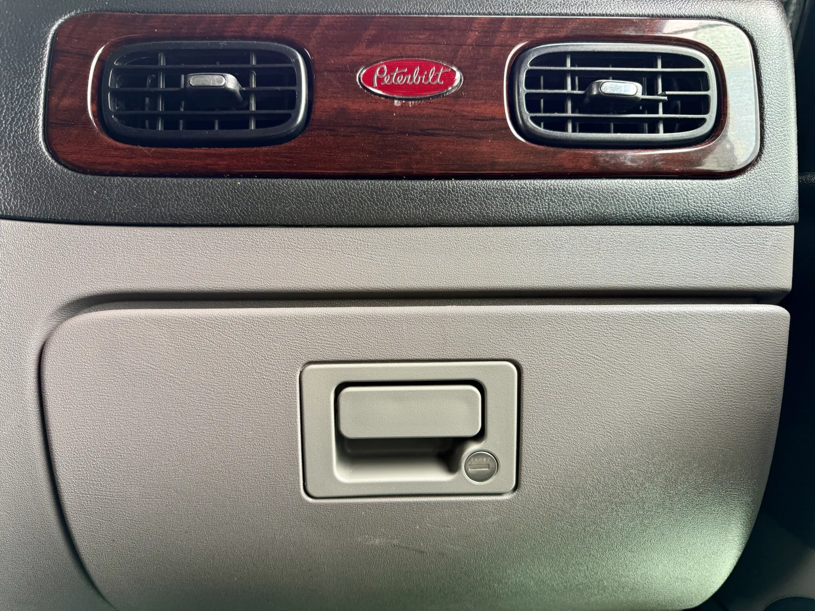 2018 Peterbilt 389 - image 19