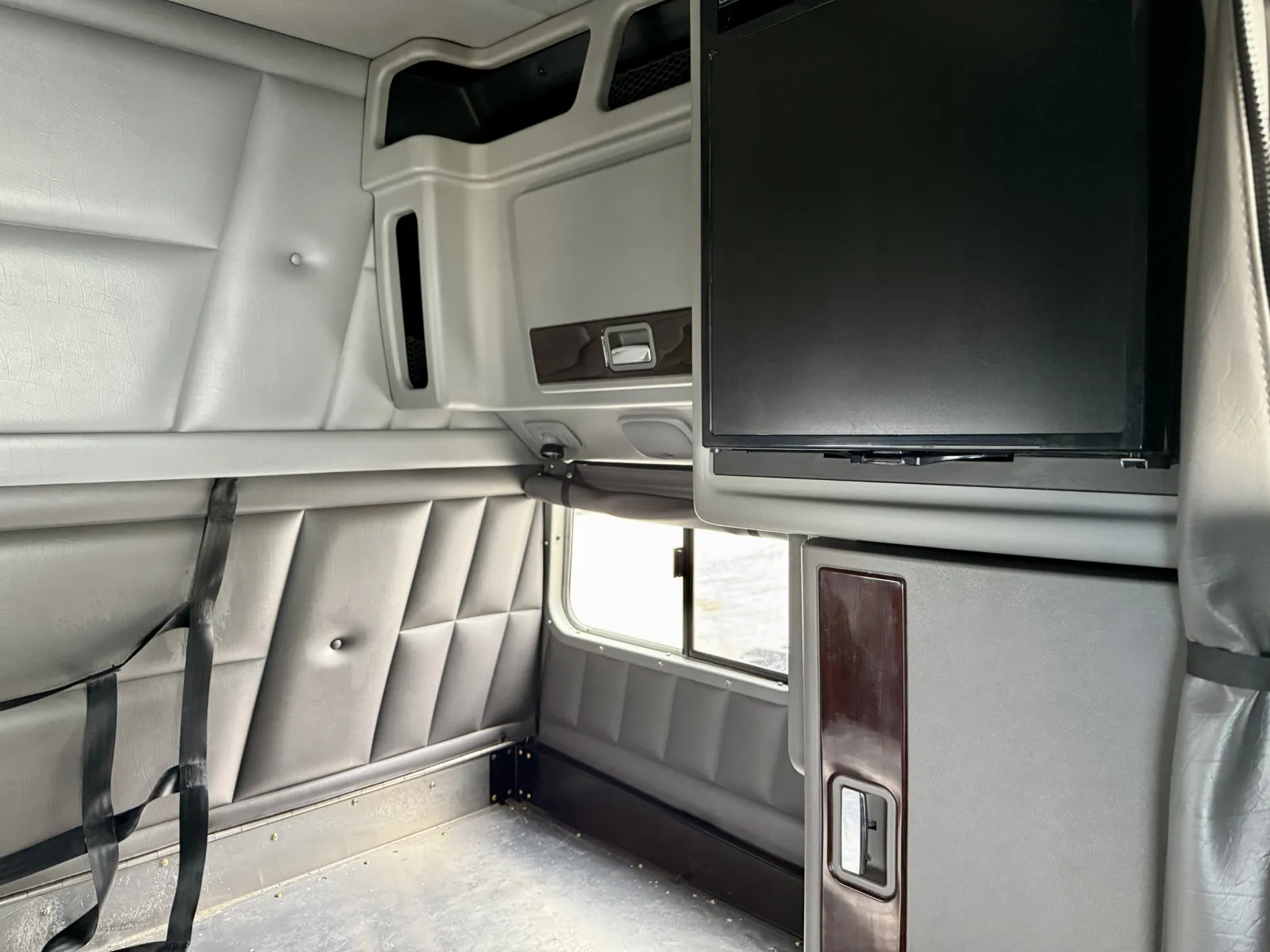 2018 Peterbilt 389 - image 24