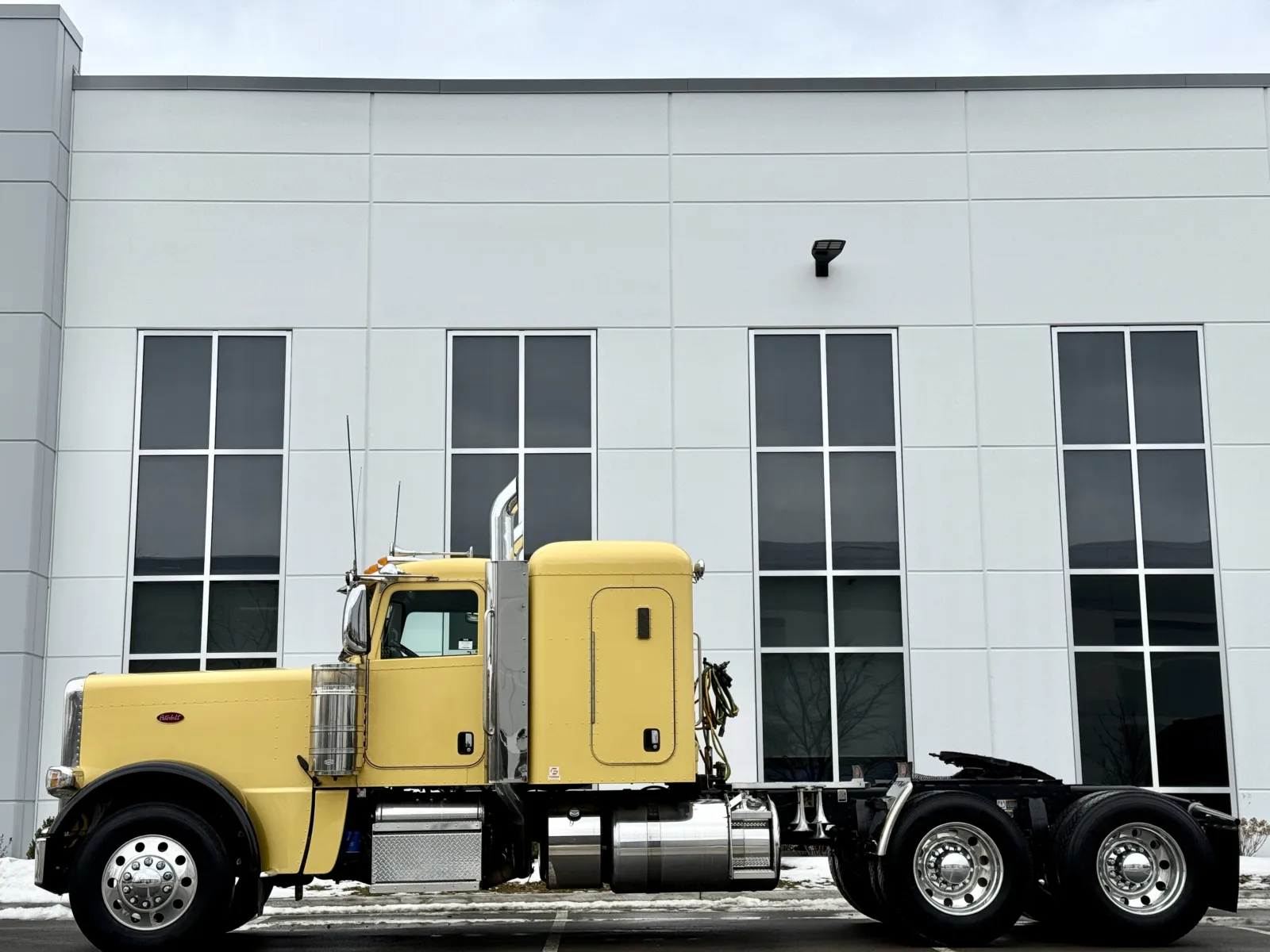 2023 Peterbilt 389 - image 4