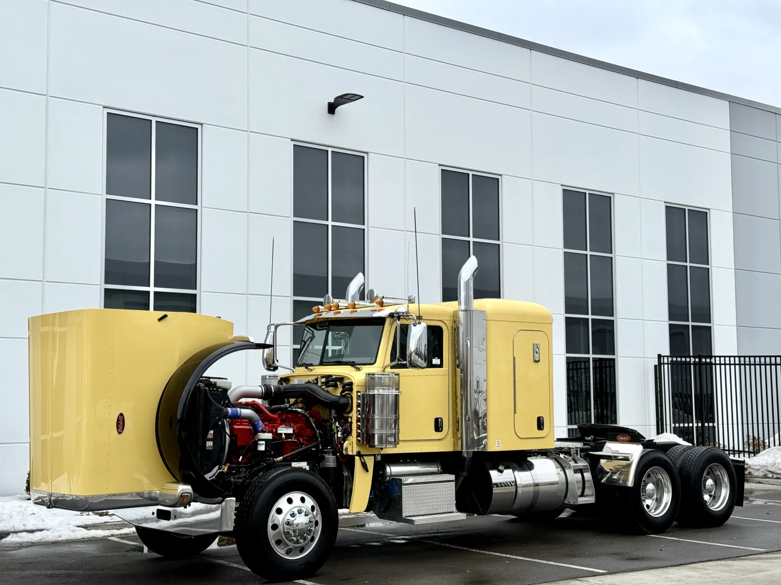 2023 Peterbilt 389 - image 10