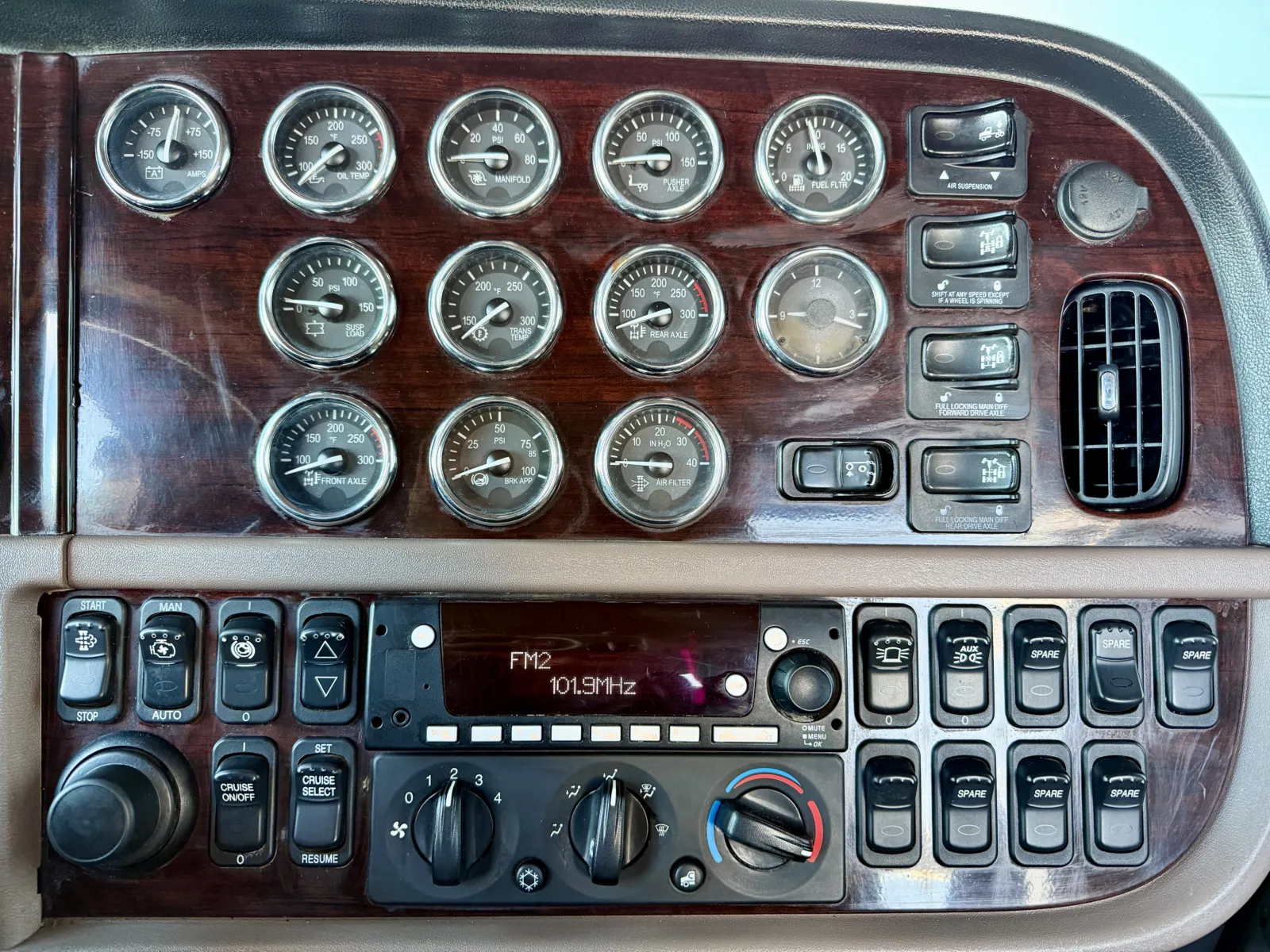 2015 Peterbilt 389 - image 18