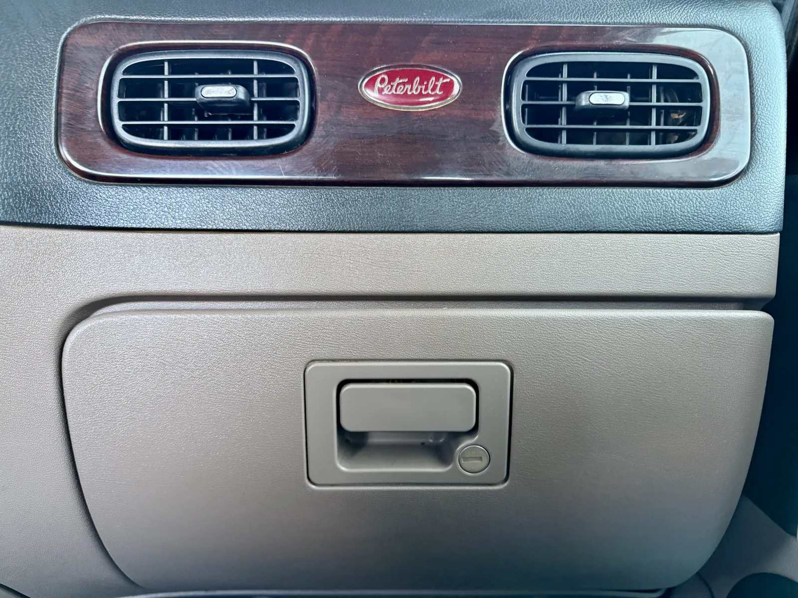 2015 Peterbilt 389 - image 19