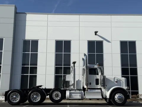 Another view of 2018 PETERBILT 389 for sale in New Lenox, IL at Forge Truck Centers - Illinois
