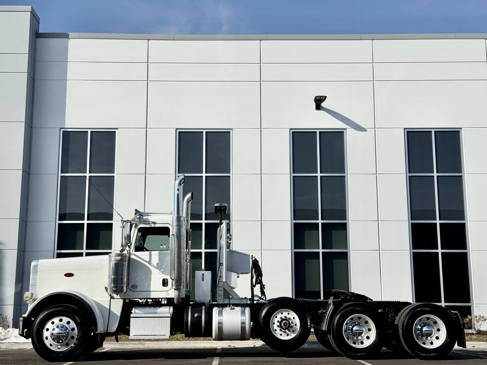 2018 Peterbilt 389 - image 4