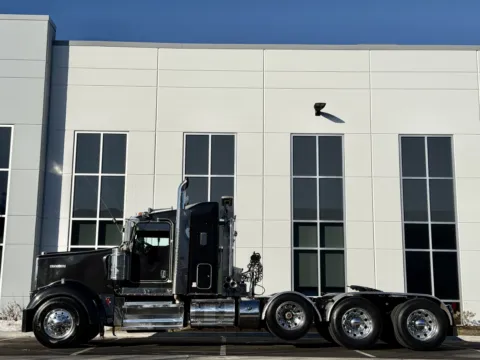 More photos of 2013 KENWORTH W900 at Forge Truck Centers - Illinois, IL