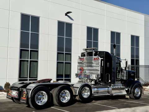 More photos of 2013 KENWORTH W900 at Forge Truck Centers - Illinois, IL