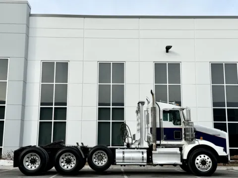 Another view of 2020 KENWORTH T800 for sale in New Lenox, IL at Forge Truck Centers - Illinois