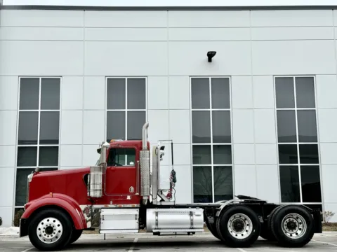 More photos of 2005 KENWORTH W900 at Forge Truck Centers - Illinois, IL