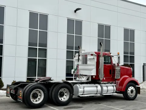 More photos of 2005 KENWORTH W900 at Forge Truck Centers - Illinois, IL