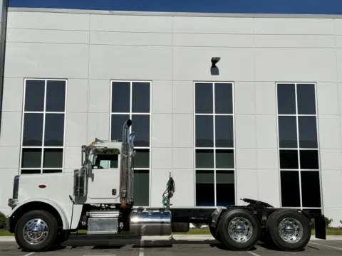 More photos of 2012 PETERBILT 388 at Forge Truck Centers - Illinois, IL