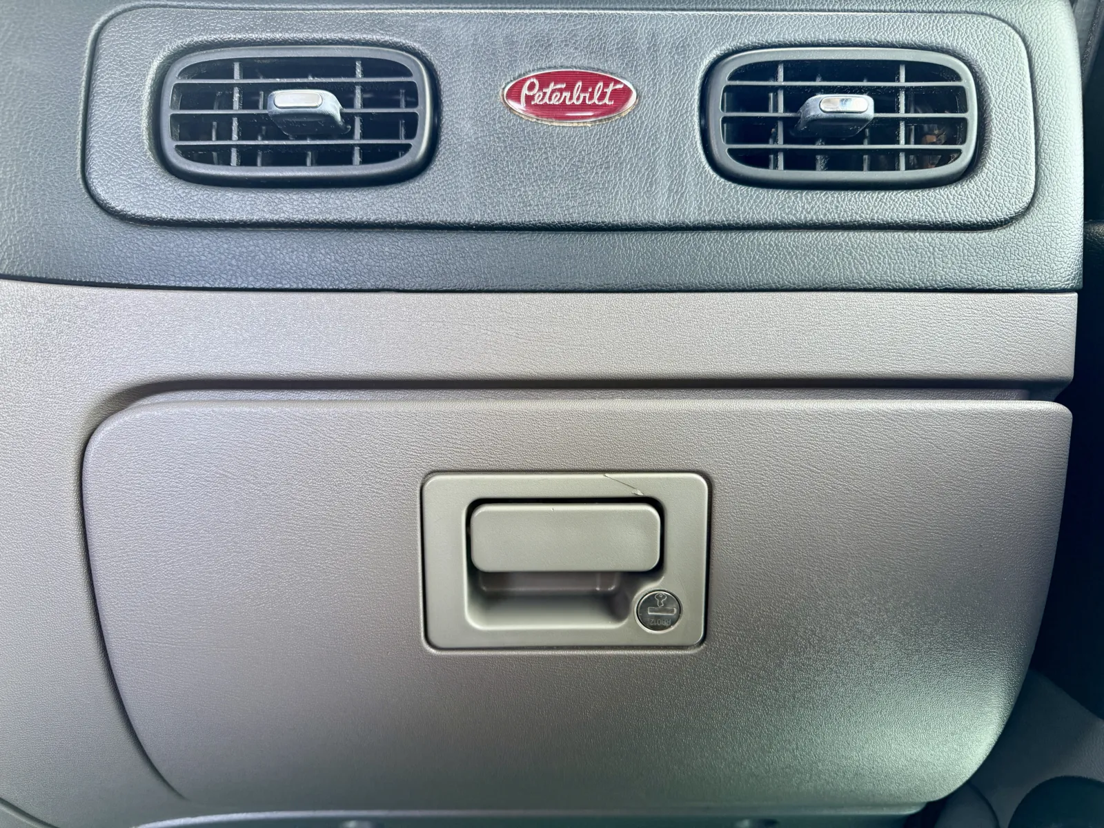 2012 Peterbilt - image 19