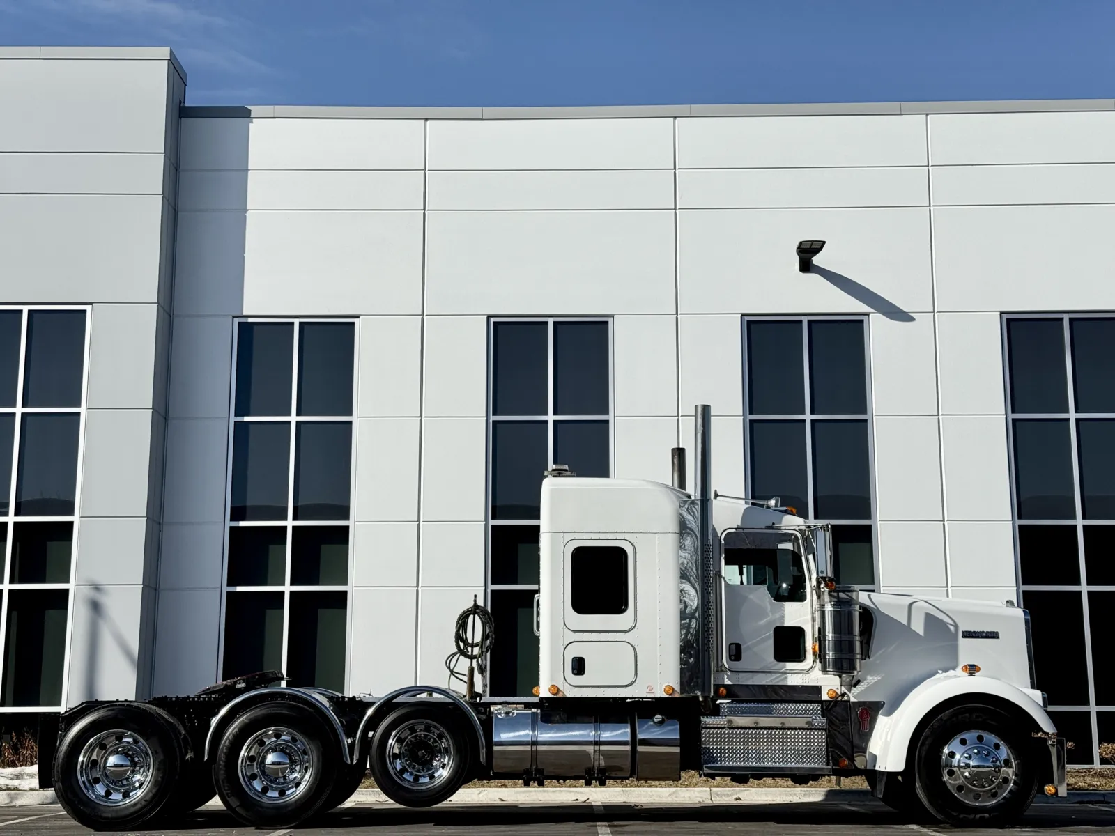 2023 Kenworth W900 - image 3