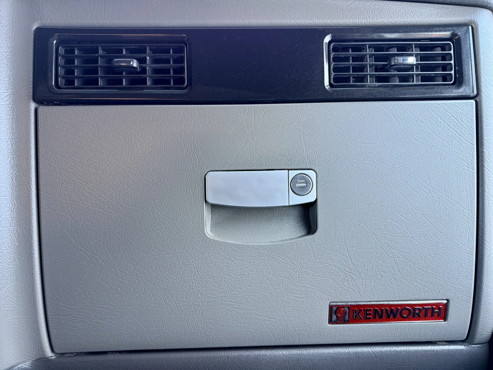 2023 Kenworth W900 - image 19