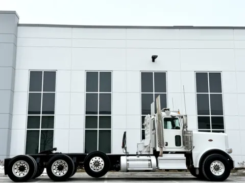 Another view of 2018 PETERBILT 389 for sale in New Lenox, IL at Forge Truck Centers - Illinois