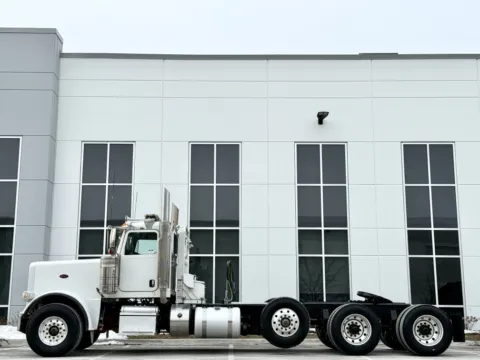 More photos of 2018 PETERBILT 389 at Forge Truck Centers - Illinois, IL
