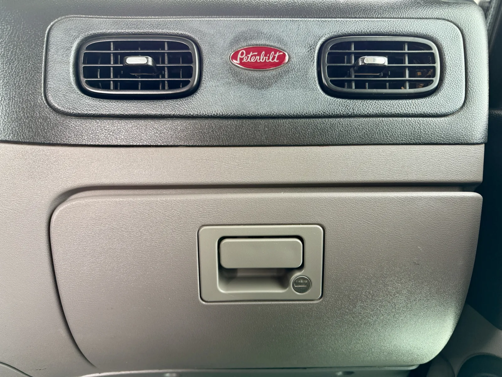 2018 Peterbilt 389 - image 19