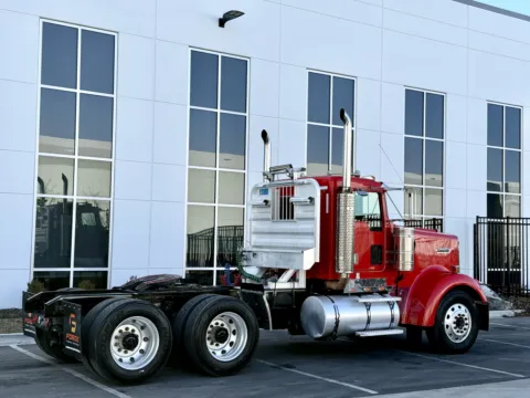 More photos of 2001 KENWORTH W900 at Forge Truck Centers - Illinois, IL