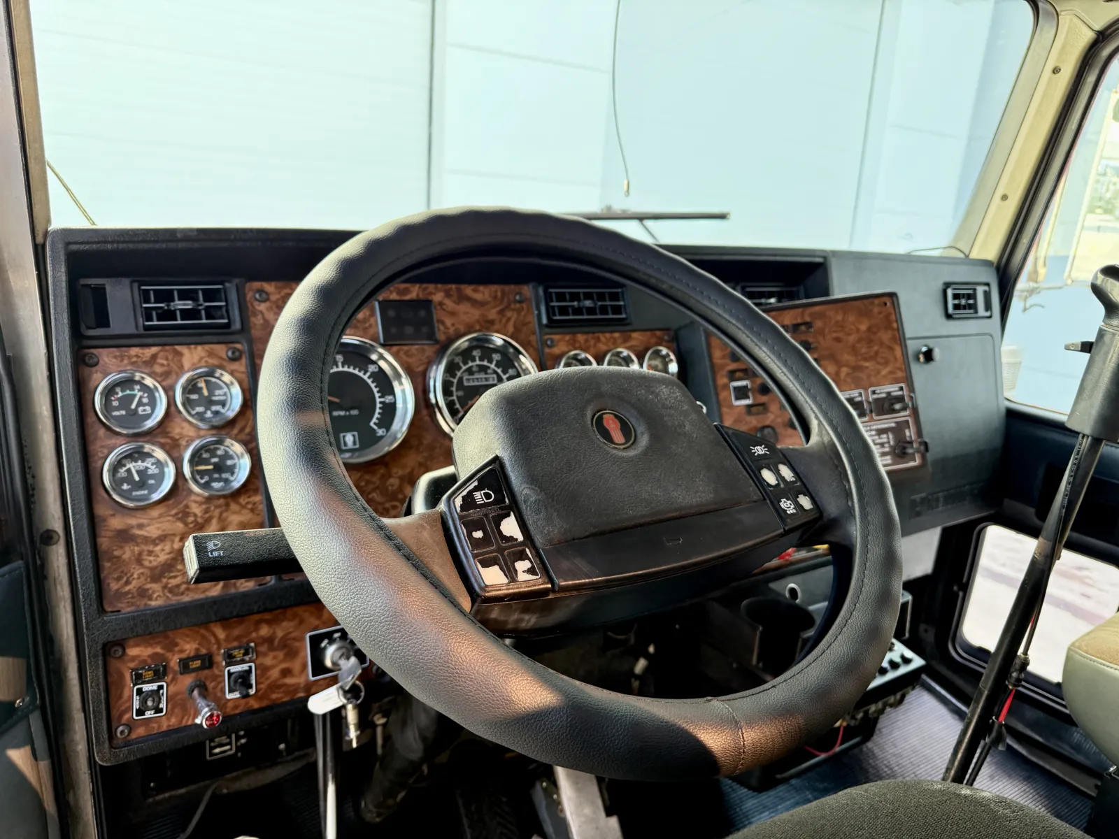 2001 Kenworth W900 - image 15