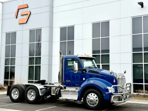Photos of 2019 KENWORTH T880 for sale in New Lenox, IL at Forge Truck Centers - Illinois