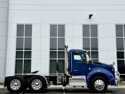 Another view of 2019 KENWORTH T880 for sale in New Lenox, IL at Forge Truck Centers - Illinois