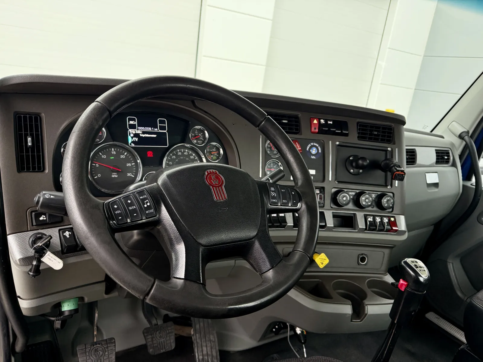 2019 Kenworth T880 - image 15