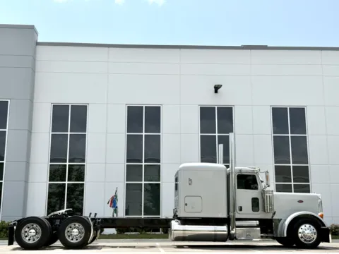 Another view of 2007 PETERBILT 379 for sale in New Lenox, IL at Forge Truck Centers - Illinois