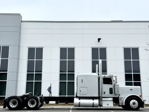 Another view of 2007 PETERBILT 379 for sale in New Lenox, IL at Forge Truck Centers - Illinois