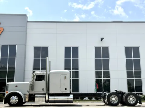 More photos of 2007 PETERBILT 379 at Forge Truck Centers - Illinois, IL