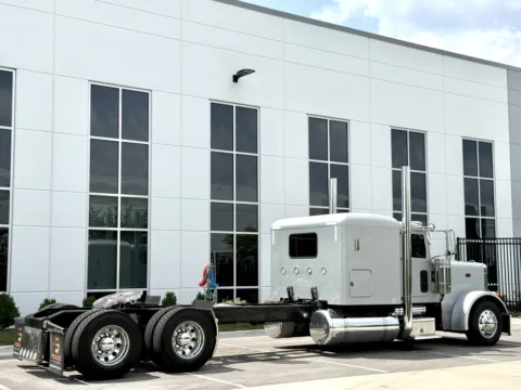 More photos of 2007 PETERBILT 379 at Forge Truck Centers - Illinois, IL