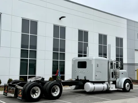 More photos of 2007 PETERBILT 379 at Forge Truck Centers - Illinois, IL