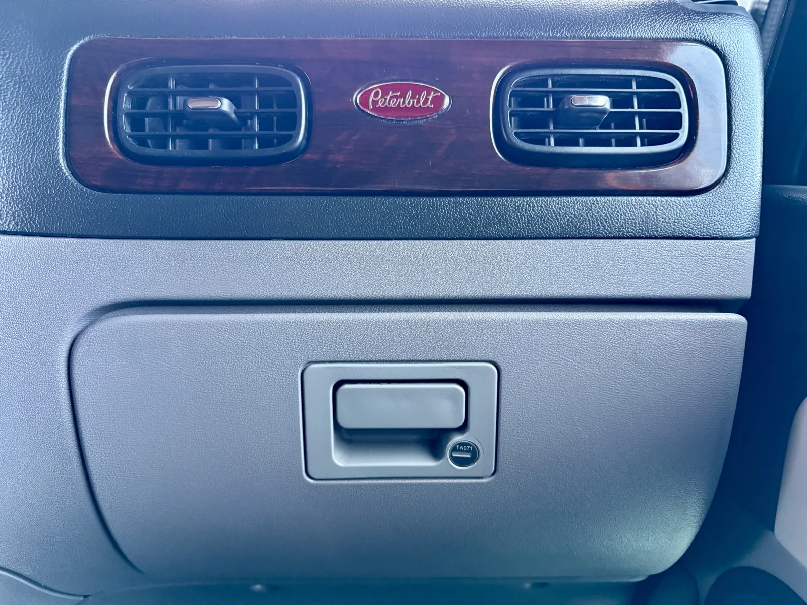 2014 Peterbilt 389 - image 19