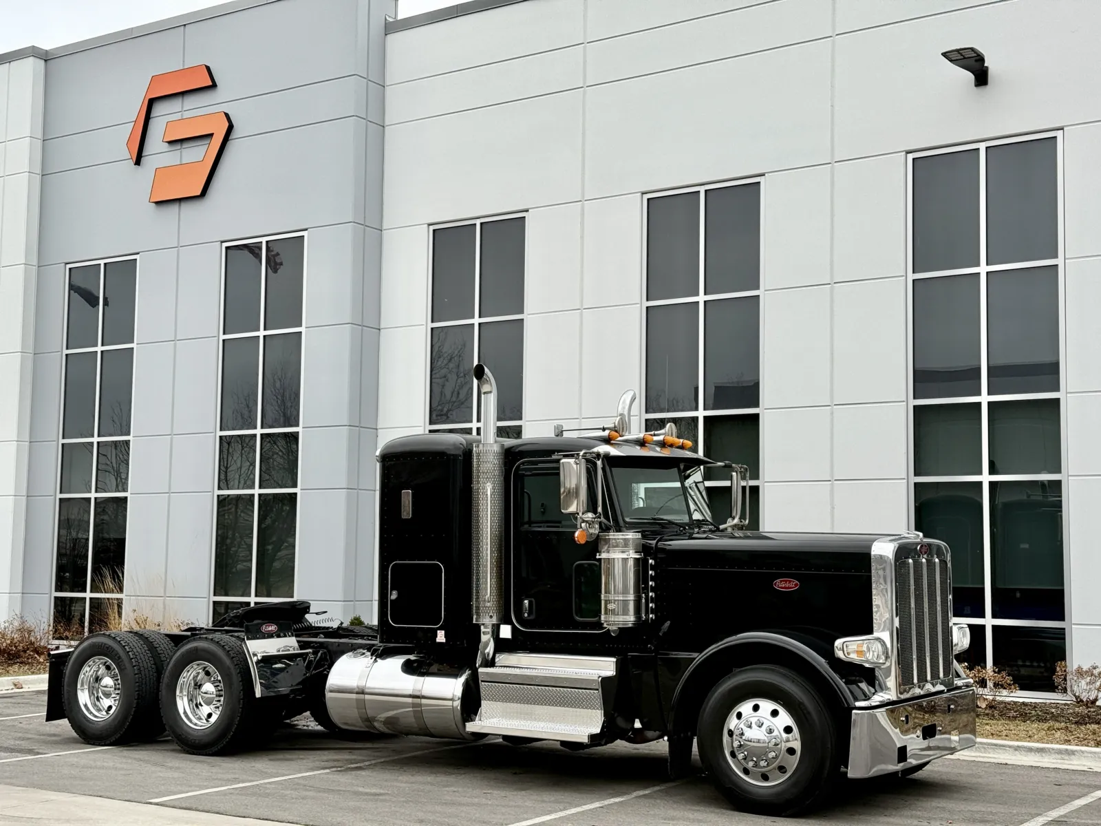 2021 Peterbilt 389 - image 2