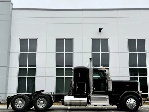 Another view of 2021 PETERBILT 389 for sale in New Lenox, IL at Forge Truck Centers - Illinois